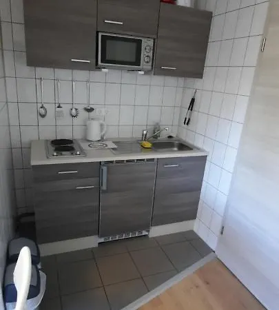 Kleine Und Charmante Monteurs B